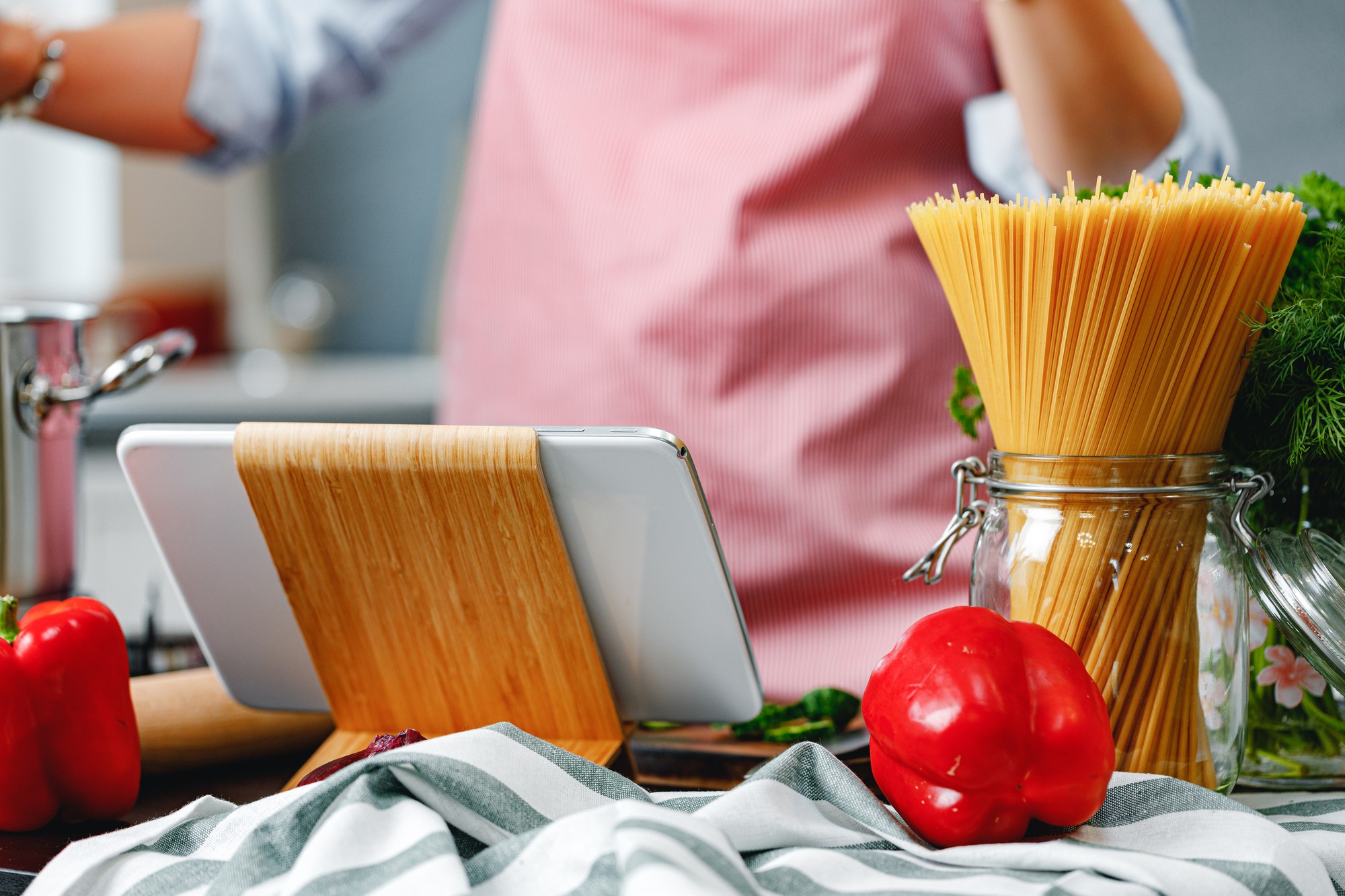 Set di strumenti e ingredienti organizzati